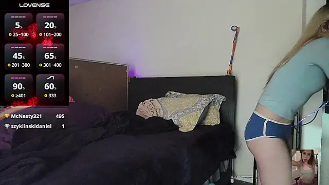 Blondiewithanass