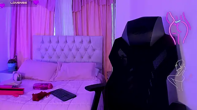 CarolineFyre live cam on StripChat