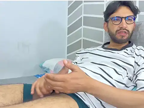 thomass1018 live cam on StripChat