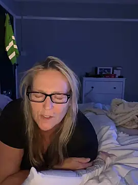 Blondnboujee53 live cam on StripChat