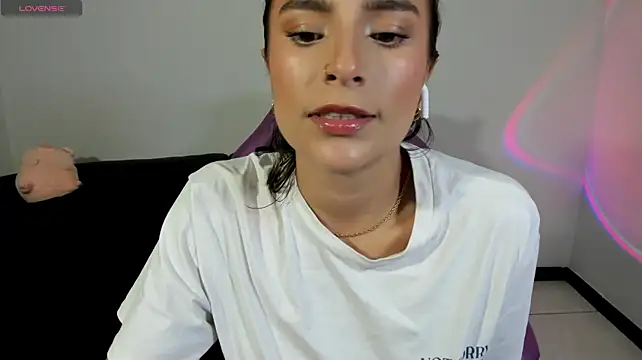 Adhhaaraaa_ live cam on StripChat