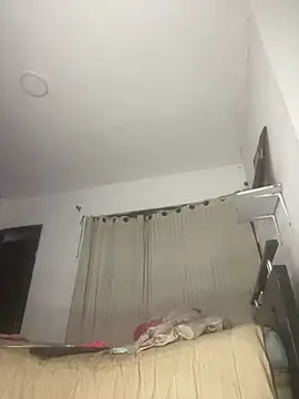 taylor_hot98 (M twink) - show squits