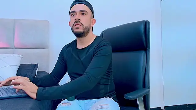 NicoSaint_ on Stripchat
