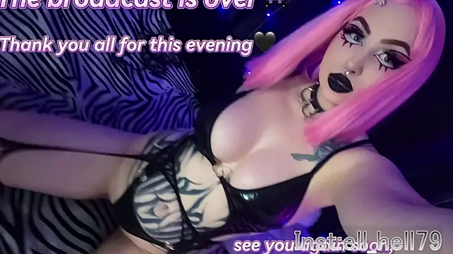 Kitty_goth live cam on StripChat