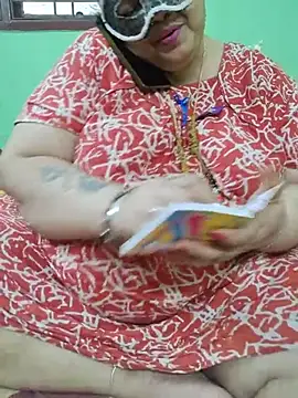 tamil-mayasri (F milf) - ass flash