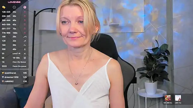 julie_lucas (F mature) - I look at you and tease you with chup ch