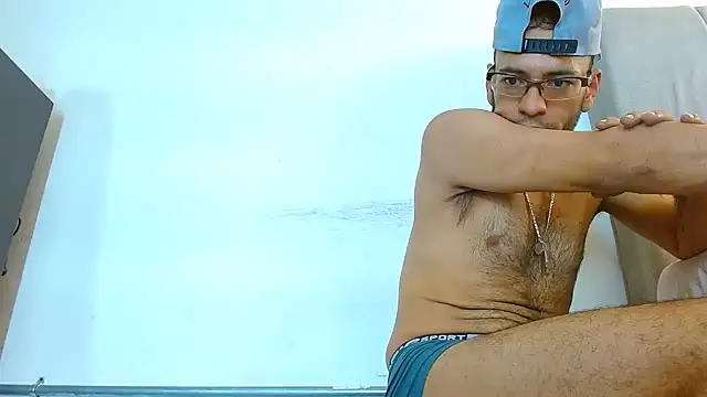 Alphamaster_92 live cam on StripChat