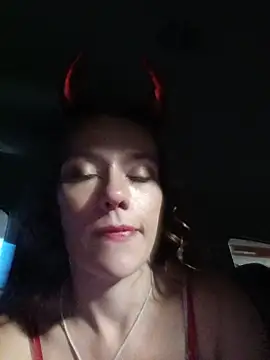 Wonderland97 live cam on StripChat