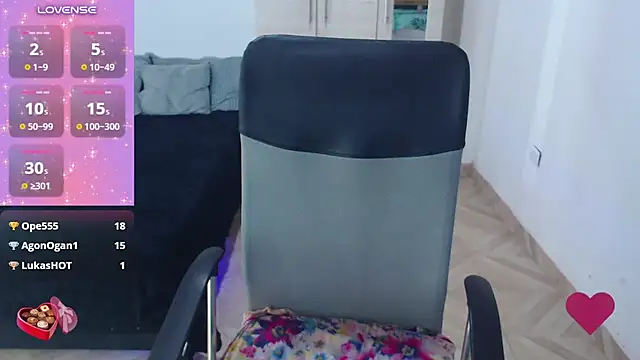 SharonR1 live cam on StripChat