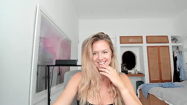 JulyBlondy live cam on StripChat
