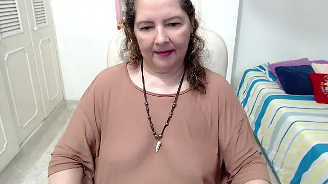 leonela_69 live cam on StripChat