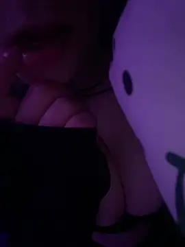 beesknees420 live cam on StripChat