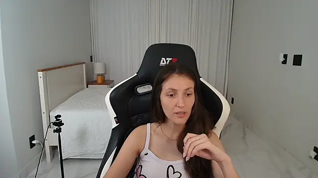 upssnowy (F young) - Show ass no panties