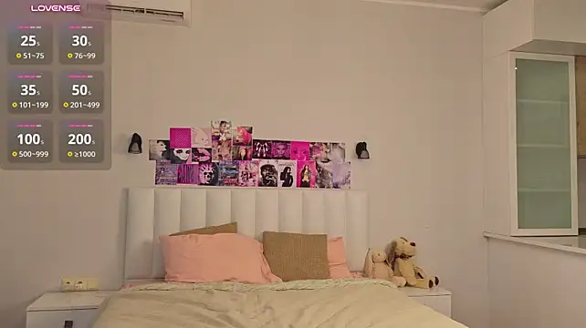 Aurovelle live cam on StripChat