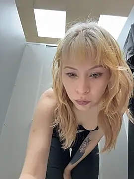 _little_ginger (F young) - Show boobs in public