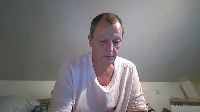 chubbybear2cum live cam on StripChat