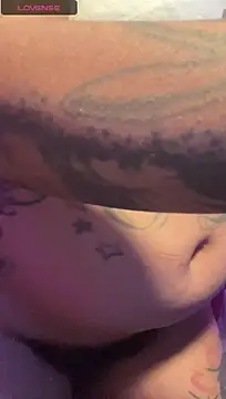 crowned_nyaries (F milf) - 😆