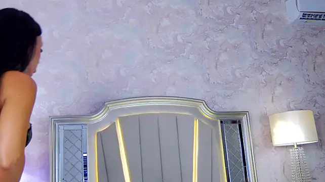 Issadorra live cam on StripChat