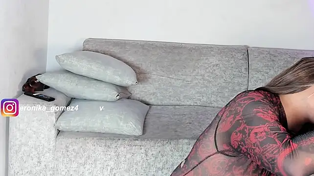 Sweetveronik_44 live cam on StripChat