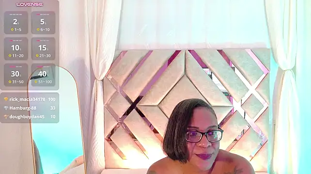 MilaMonroeX live cam on StripChat