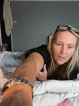 Blondnboujee53 live cam on StripChat