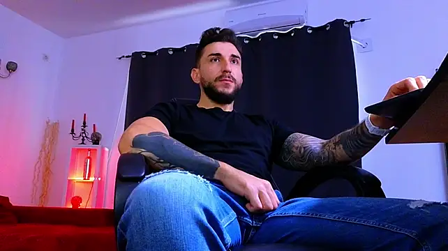 MightyAaron66 live cam on StripChat