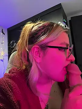 Sophia_Weest99 live cam on StripChat
