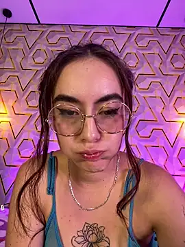 MelanyyJhonson15 live cam on StripChat