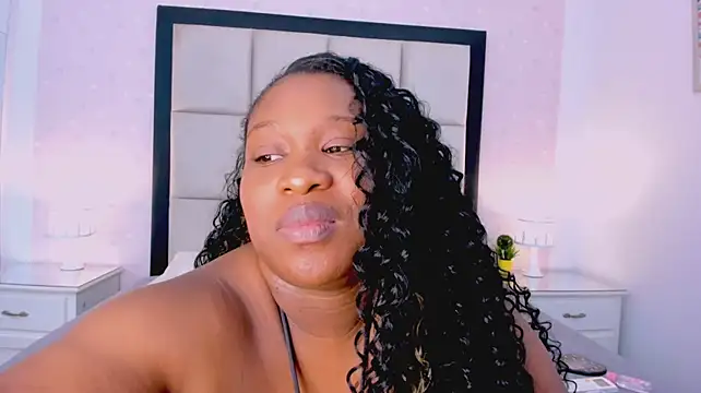 TreisyVixen live cam on StripChat