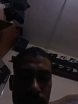 Cnutt310 live cam on StripChat