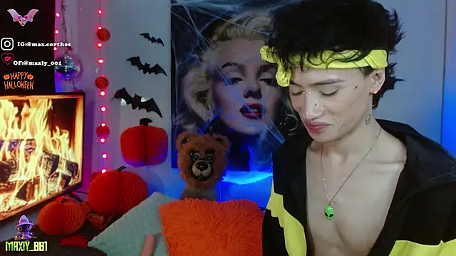 maxiy_001 live cam on StripChat