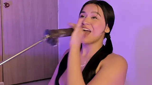 Auri_sweet live cam on StripChat