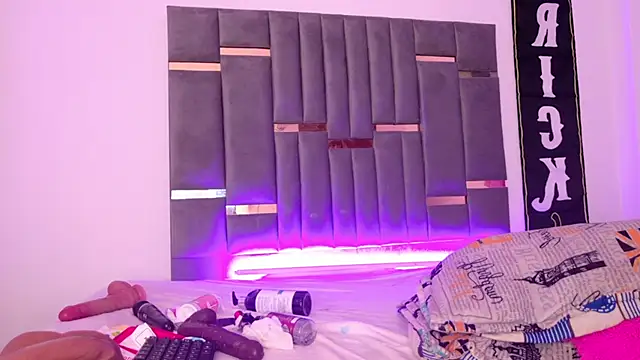 ChannelQueen live cam on StripChat