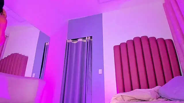 violet_queenn live cam on StripChat