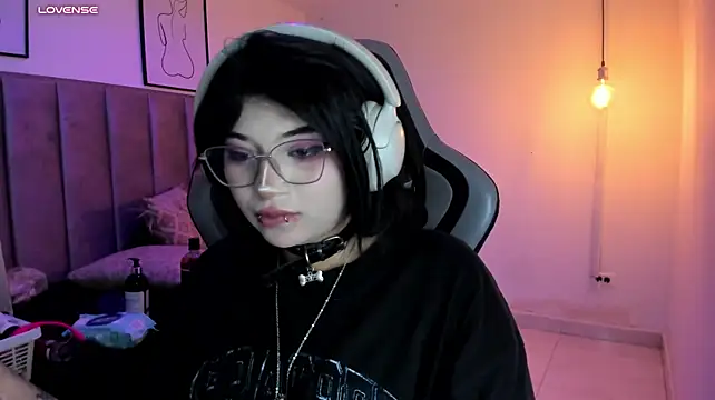 Kitty_Gang live cam on StripChat