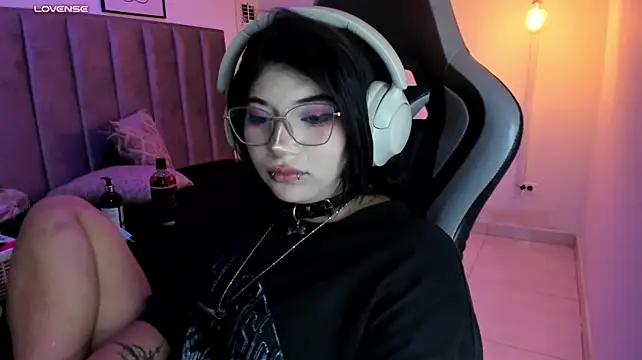 Kitty_Gang live cam on StripChat