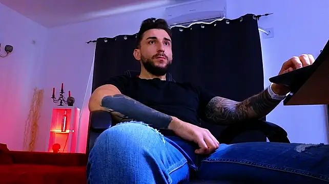 MightyAaron66 live cam on StripChat
