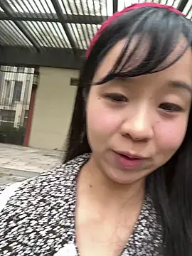 nina5203 (F young) - 在外面遛狗