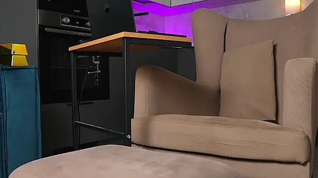 Yourfreebird live cam on StripChat