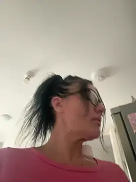 laurataylor13 live cam on StripChat
