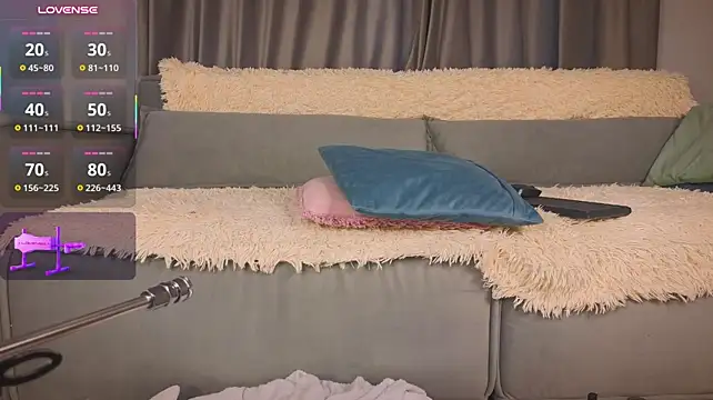 tiny_emmy (F young) - fake cum on my ass