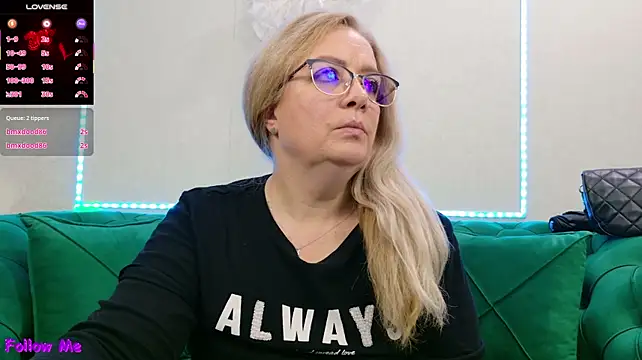IvanaCharm live cam on StripChat