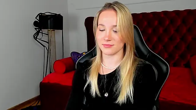 ElaraVoltage live cam on StripChat