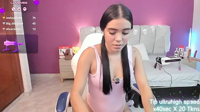 Dulcee_Mia18 live cam on StripChat