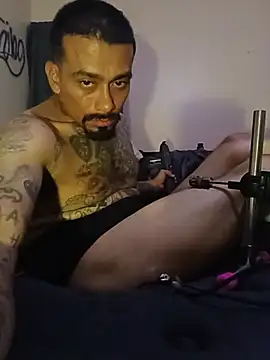Cnutt310 live cam on StripChat