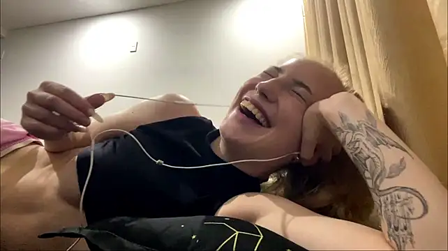 LaureneBoutet live cam on StripChat