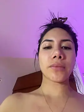 ArianaReynoldss live cam on StripChat