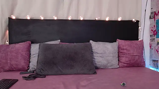 Pauline_Peach live cam on StripChat