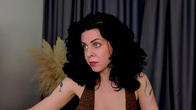 TrishaHart live cam on StripChat