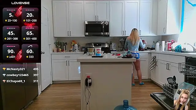 Blondiewithanass